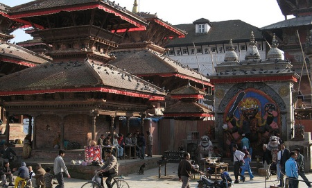 Los templos son escenario de la vida diaria en Kathmandú.
