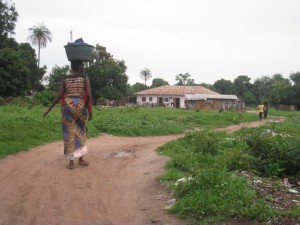 Mujer de un poblado de Casamance con agua.