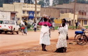 Mujeres conversando en las calles de Kabale