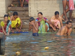Personas bañándose en el río sagrado.